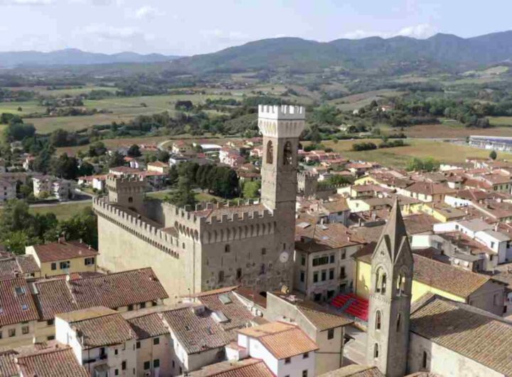 Questi centri abitati, fusi nel 2014 in un unico comune, custodiscono mura antiche, torri imponenti e case in pietra che raccontano