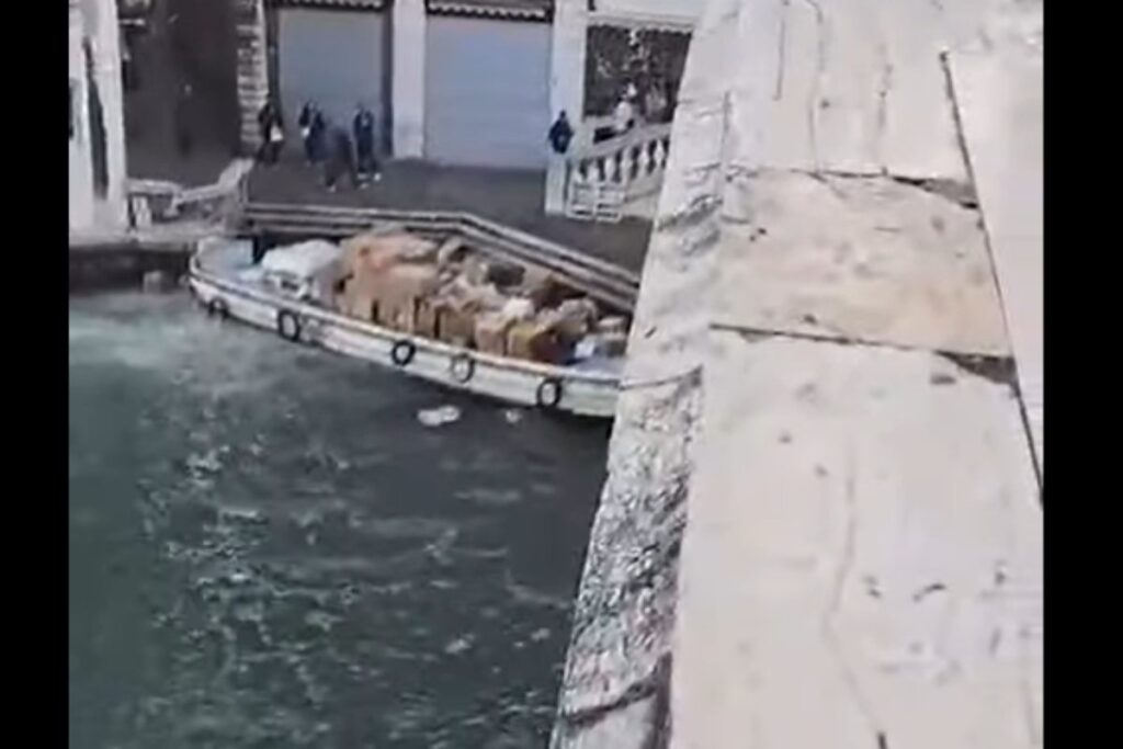 ruba barca a venezia