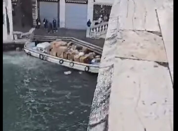 ruba barca a venezia