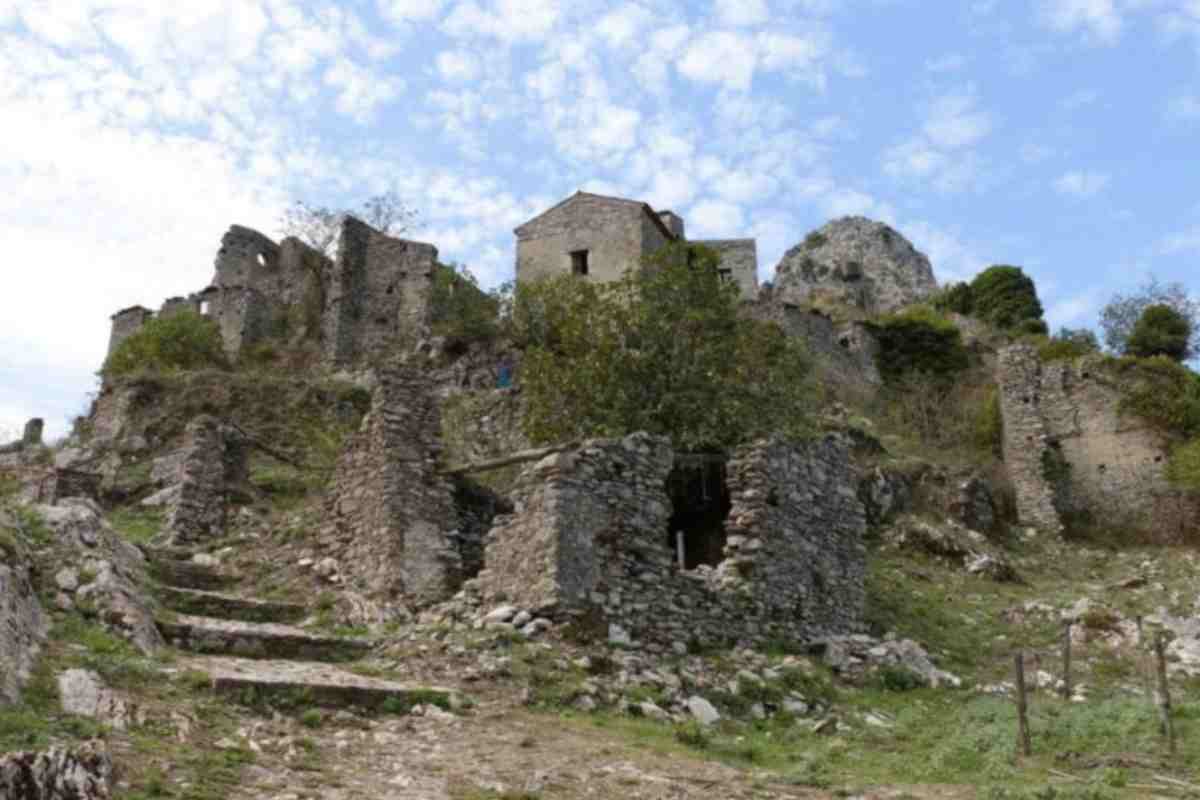 Tra le iniziative di valorizzazione del borgo, spicca il Museo dell’Emigrante Cilentano, un’istituzione dedicata a raccontare la storia delle migrazioni