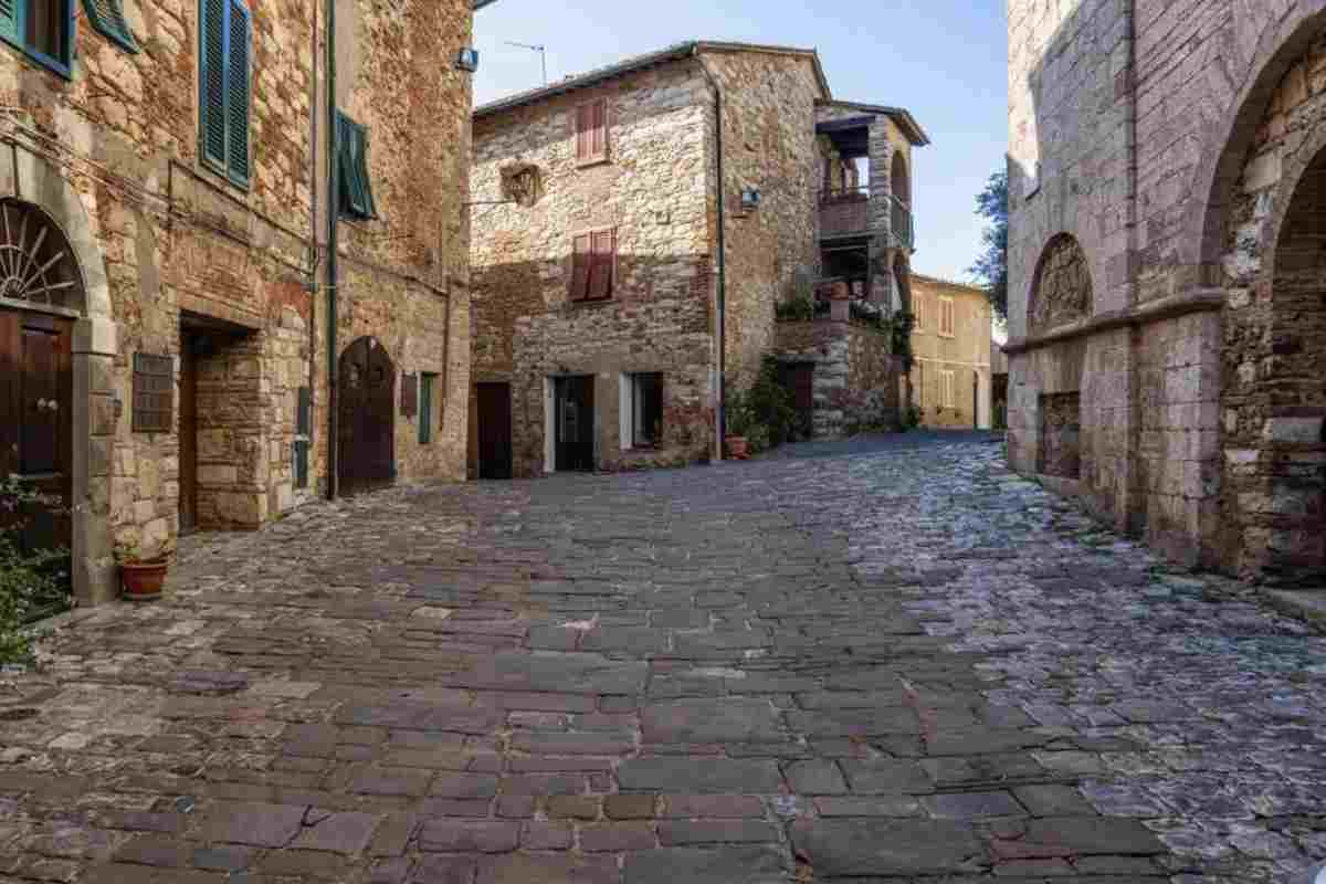 La gastronomia suveretana è un viaggio nei sapori autentici della Toscana. Il protagonista indiscusso è il cinghiale, ingrediente principe