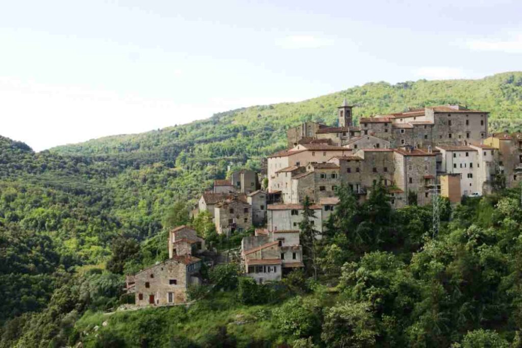 Questo piccolo gioiello medievale, con i suoi 2.897 abitanti (dati aggiornati al 2025), non è solo uno dei Borghi più Belli d’Italia