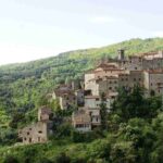 Questo piccolo gioiello medievale, con i suoi 2.897 abitanti (dati aggiornati al 2025), non è solo uno dei Borghi più Belli d’Italia