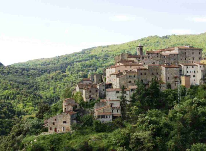Questo piccolo gioiello medievale, con i suoi 2.897 abitanti (dati aggiornati al 2025), non è solo uno dei Borghi più Belli d’Italia