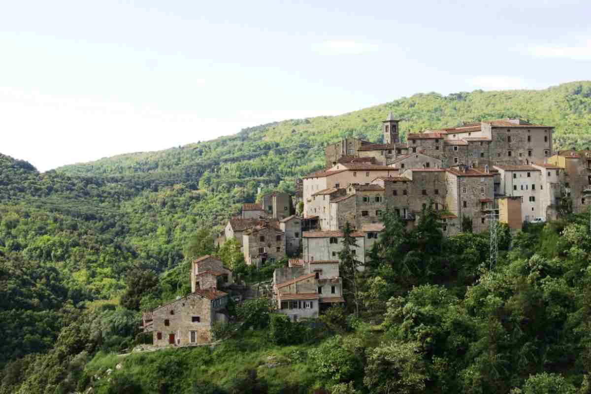 Un borgo sospeso tra cielo e mare: nei suoi boschi di sughero si nasconde una storia secolare