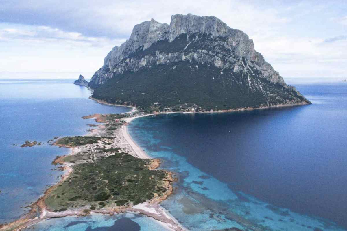 Al di là del fascino storico e leggendario, Tavolara è un gioiello naturalistico di rara bellezza. L’isola, con le sue imponenti falesie verticali