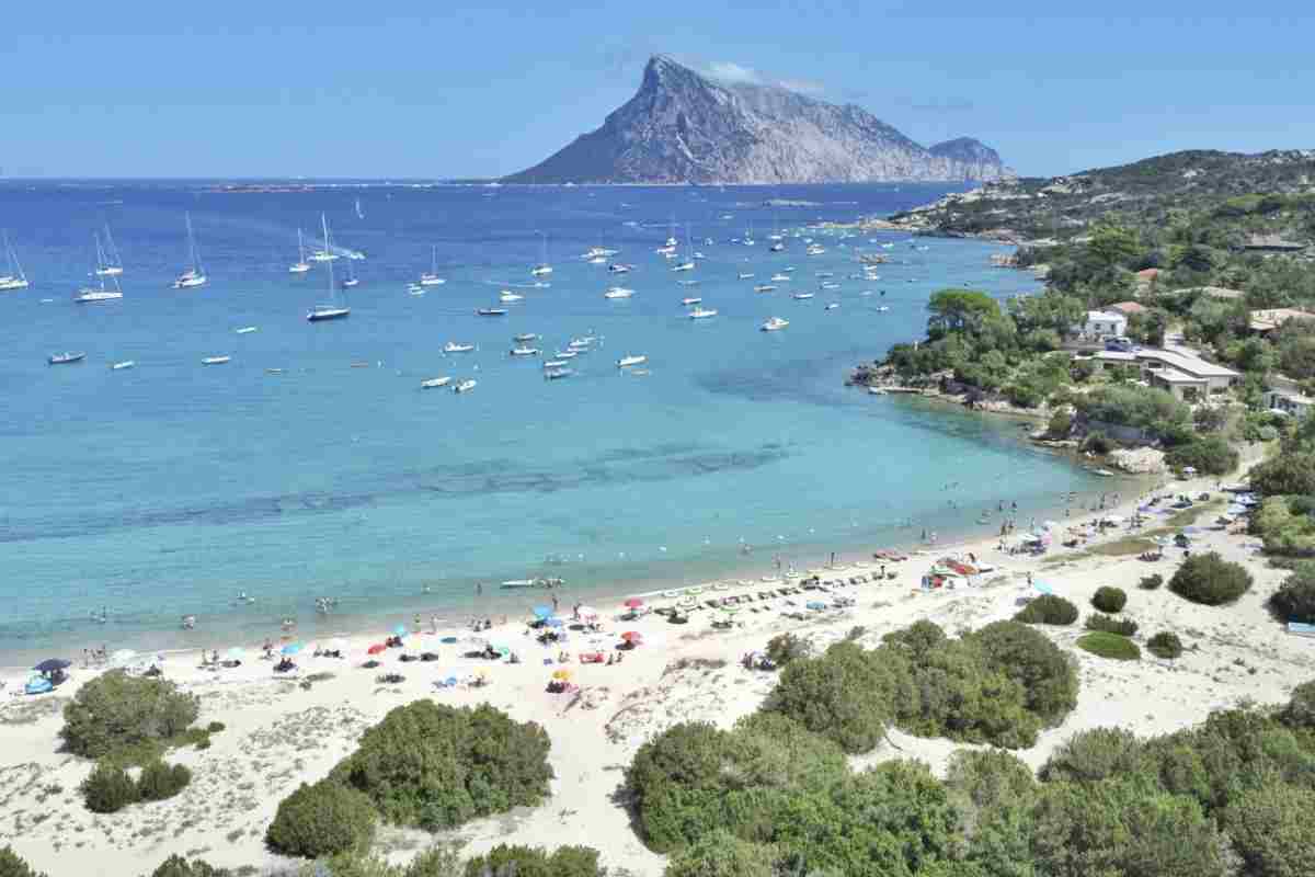 L’isola sospesa tra cielo e terra, il luogo segreto dove regna una pace irreale: ti aspetta nel Mediterraneo