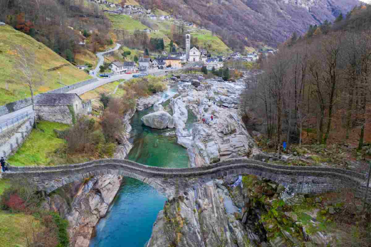 Sembra i Caraibi ma è al confine con l’Italia: le piscine naturali da sogno della Valle Verzasca