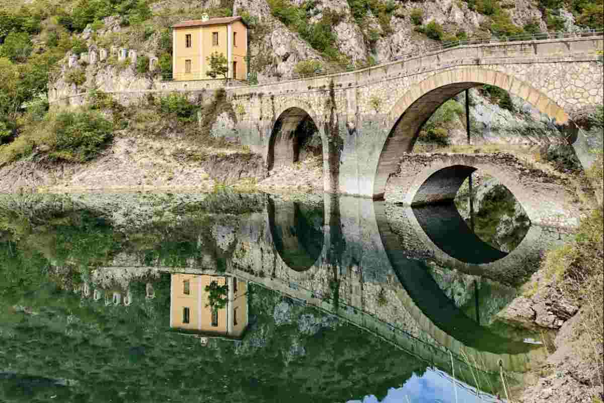 Villalago si affaccia su un territorio ricco di risorse naturali, ideale per escursioni e attività all’aria aperta in ogni stagione.
