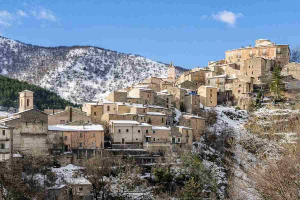 Questo borgo, arroccato a quasi mille metri sul livello del mare, domina la Valle de Lacu, nota per i suoi cinque laghi di straordinaria bellezza