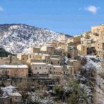 Questo borgo, arroccato a quasi mille metri sul livello del mare, domina la Valle de Lacu, nota per i suoi cinque laghi di straordinaria bellezza