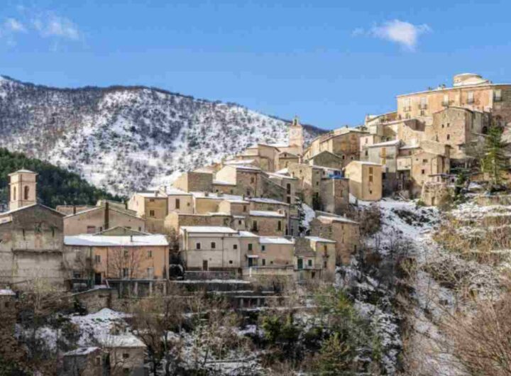 Questo borgo, arroccato a quasi mille metri sul livello del mare, domina la Valle de Lacu, nota per i suoi cinque laghi di straordinaria bellezza