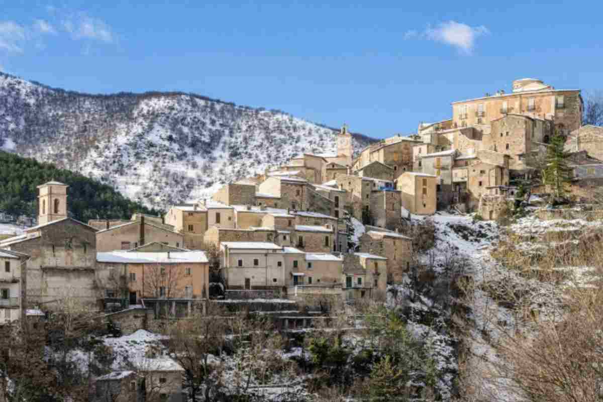 Abruzzo da favola: il borgo nascosto tra laghi ghiacciati e boschi innevati ti aspetta!