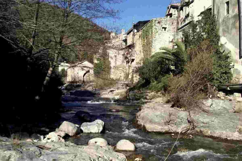 Questo borgo medievale, situato a pochi chilometri da Savona, rappresenta un autentico rifugio per chi desidera immergersi nella storia
