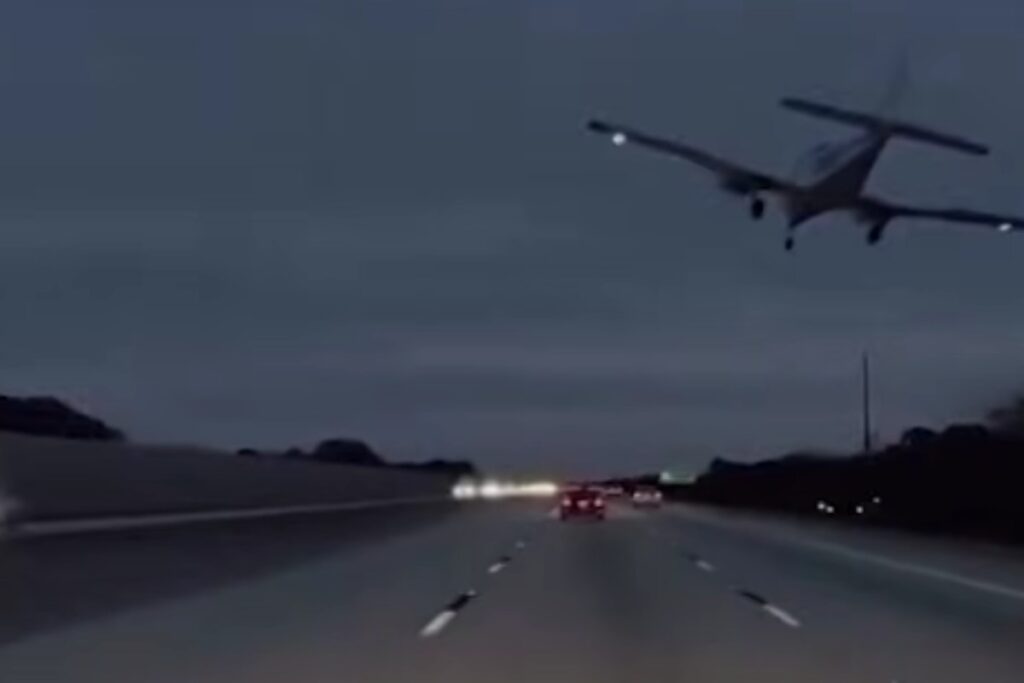 Aereo costratto ad atterrare in autostrada