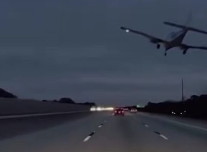 Aereo costratto ad atterrare in autostrada