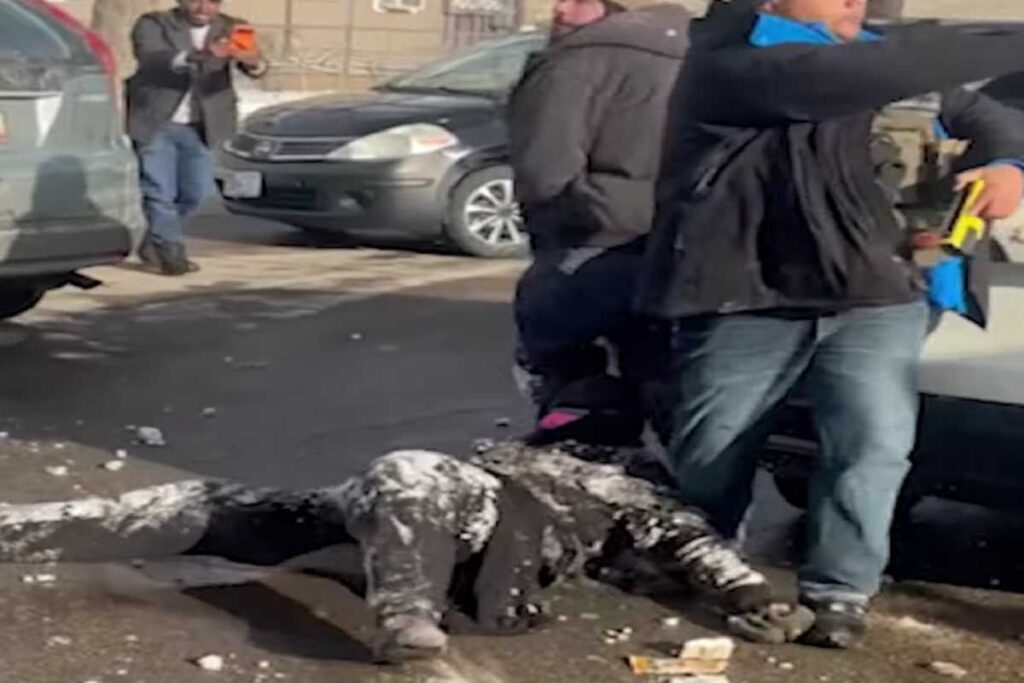 Agente ICE trascina una donna tra le proteste