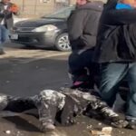 Agente ICE trascina una donna tra le proteste