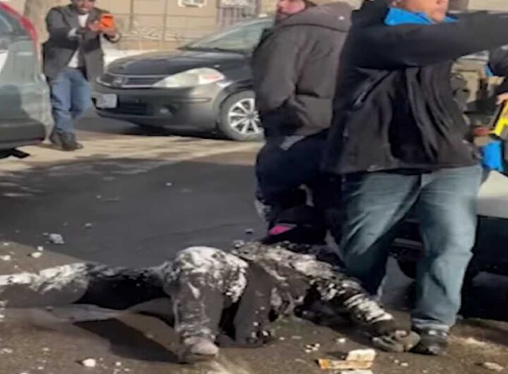 Agente ICE trascina una donna tra le proteste