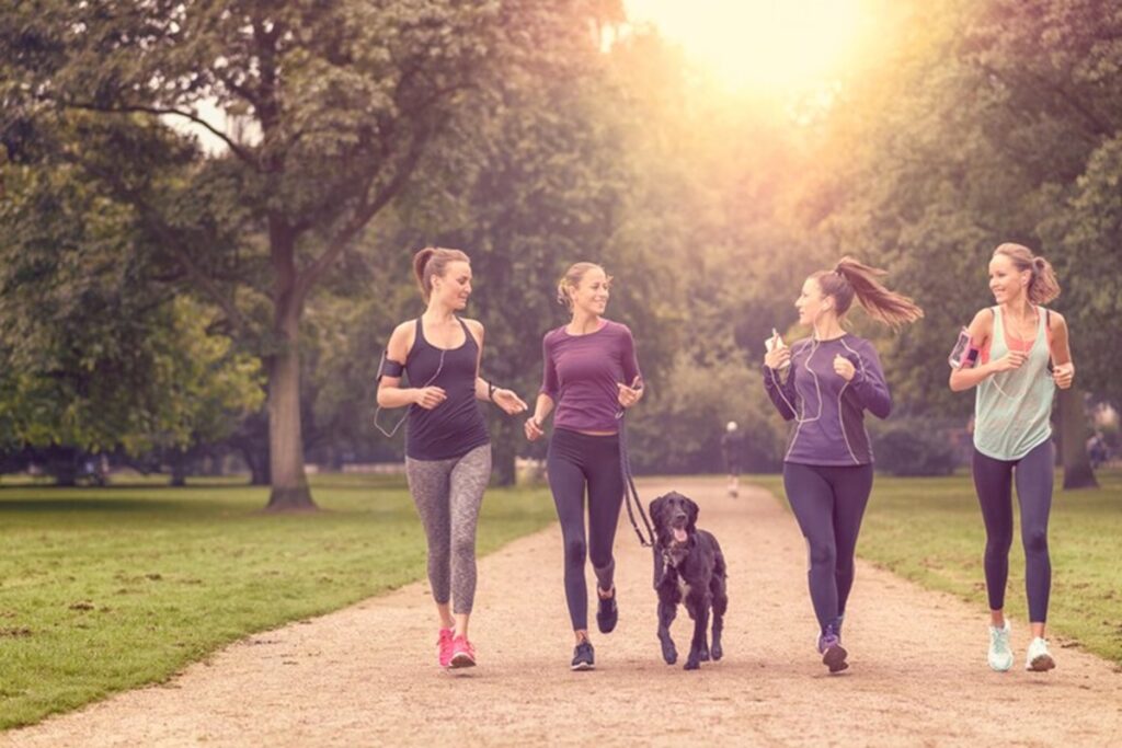 Ragazze che si allenano all'apperto