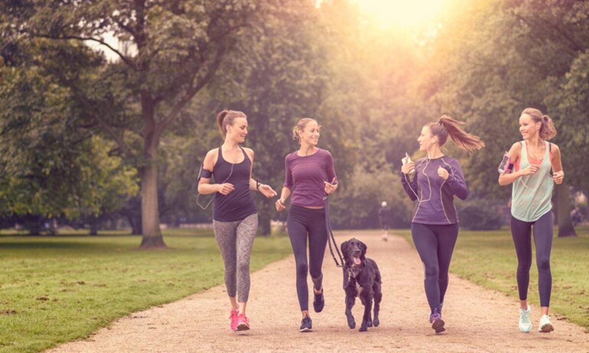 Ragazze che si allenano all'apperto