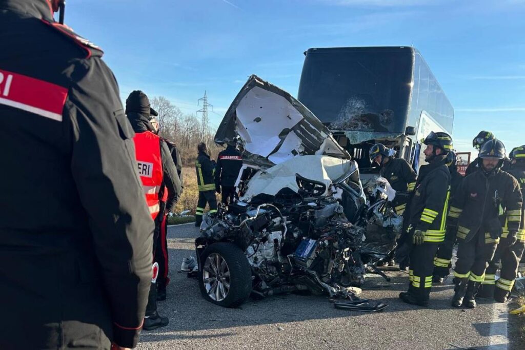 auto contro corriera