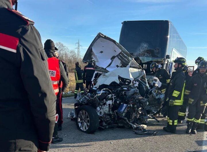 auto contro corriera