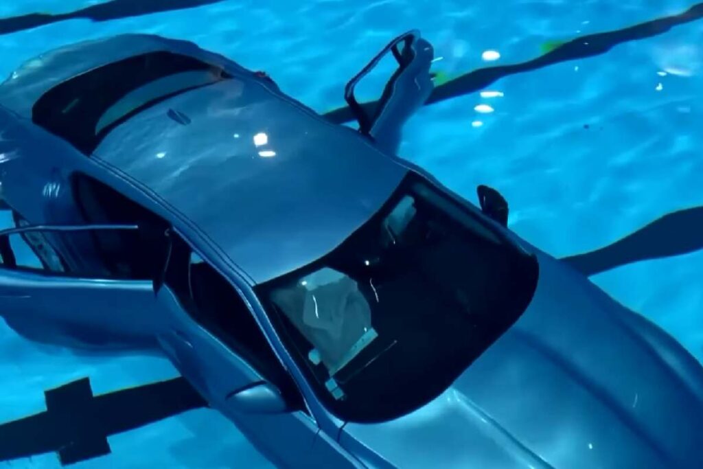 Auto in piscina