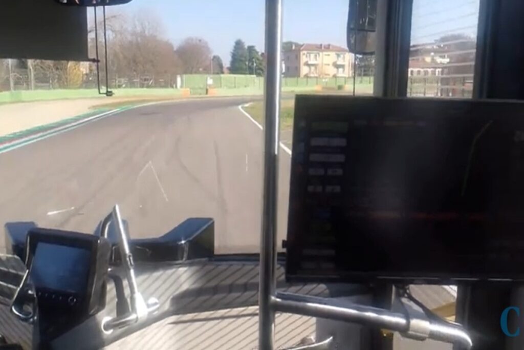 autobus che si guida da solo