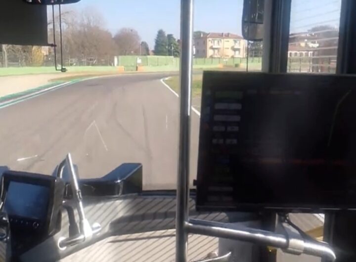 autobus che si guida da solo