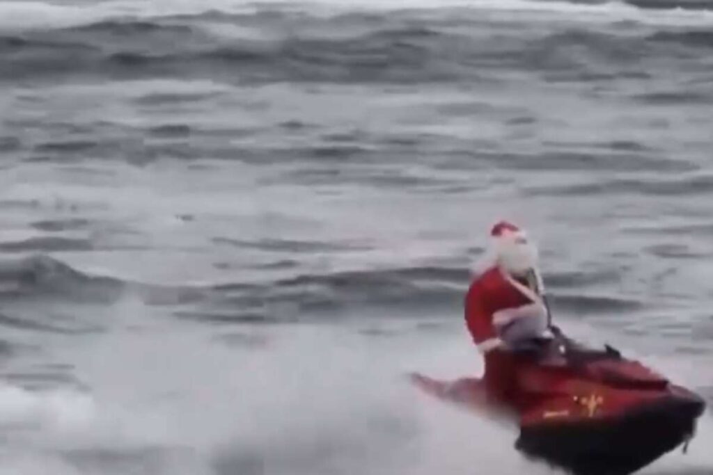 Babbo Natale a bordo di una moto d'acqua