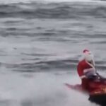 Babbo Natale a bordo di una moto d'acqua