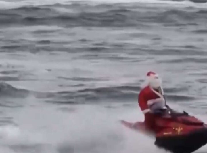 Babbo Natale a bordo di una moto d'acqua