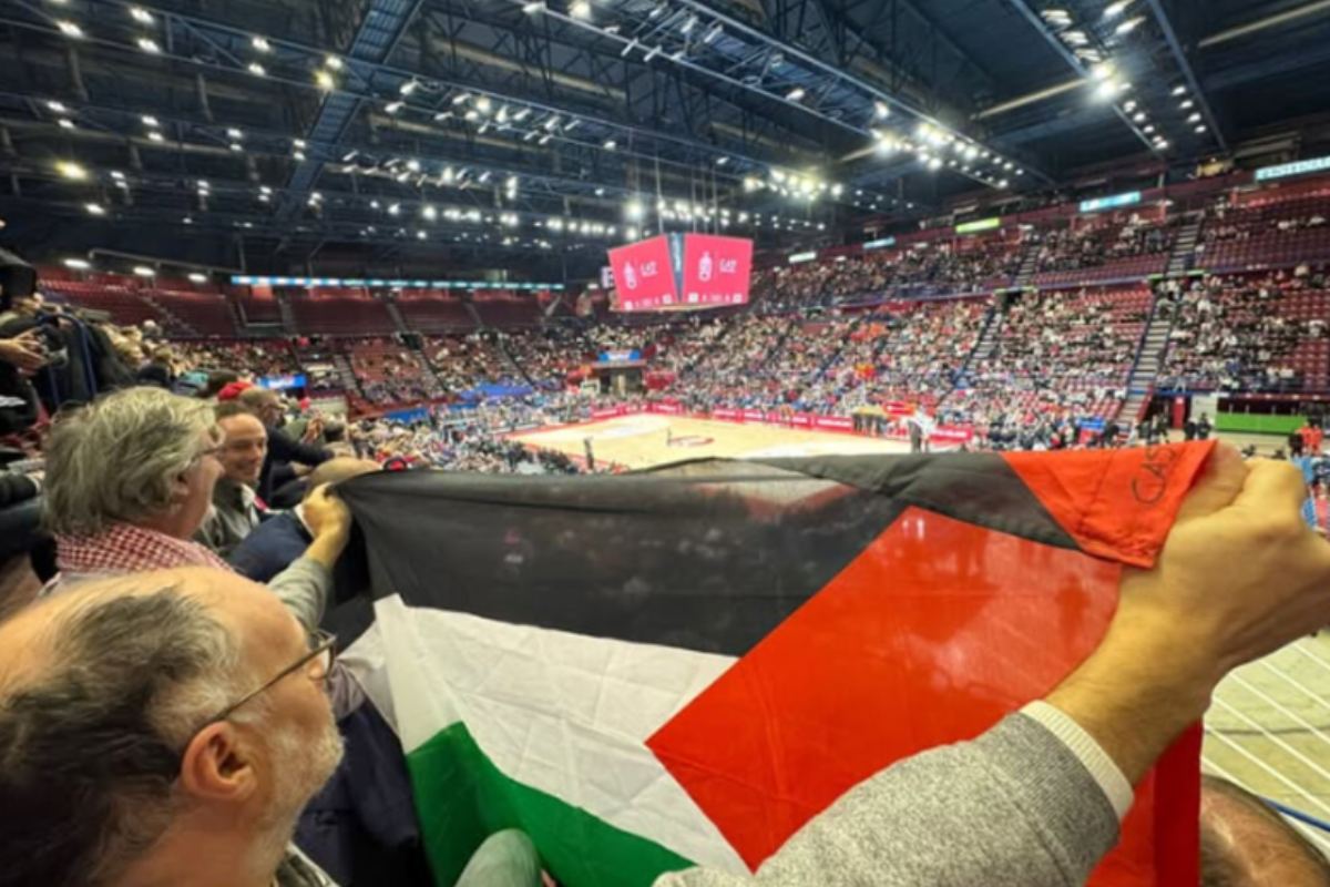 Espone la bandiera della Palestina durante la partita di basket, multa da 200 euro per il consigliere Luca Paladini: “Sono annichilito”