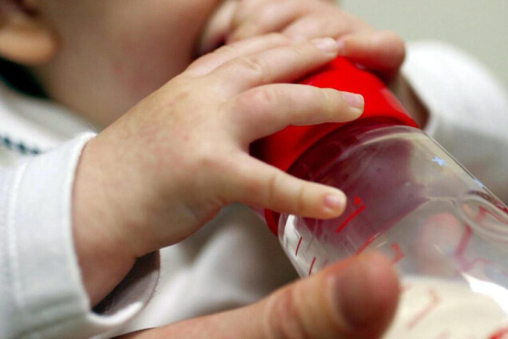 Bimba con il biberon