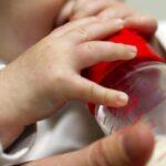 Bimba con il biberon