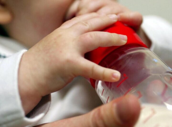 Bimba con il biberon