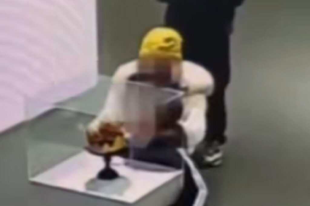 I due bambini cinesi che hanno fatto cadere la corona da 300mila euro