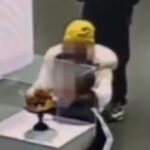 I due bambini cinesi che hanno fatto cadere la corona da 300mila euro