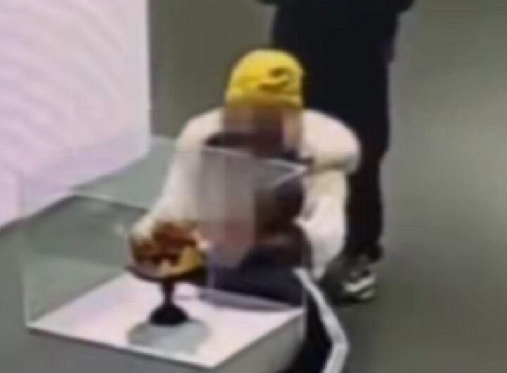 I due bambini cinesi che hanno fatto cadere la corona da 300mila euro