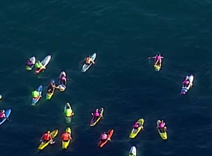 Surfisti omaggiano le vittime della strage di Bondi Beach