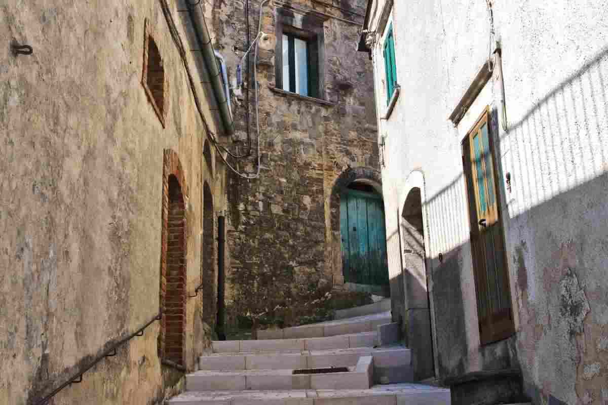 Questo borgo nascosto tra i monti sta facendo impazzire il web