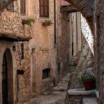 Questo borgo nascosto tra i monti sta facendo impazzire il web, tutti i dettagli