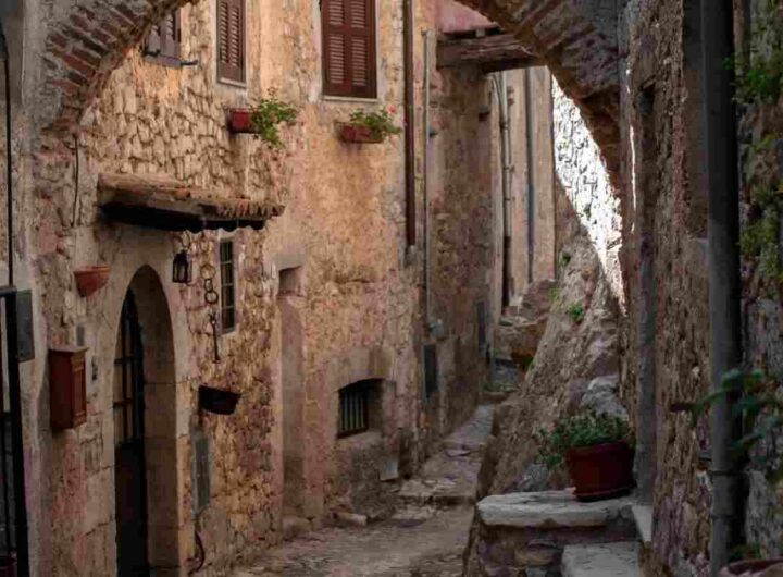 Questo borgo nascosto tra i monti sta facendo impazzire il web, tutti i dettagli