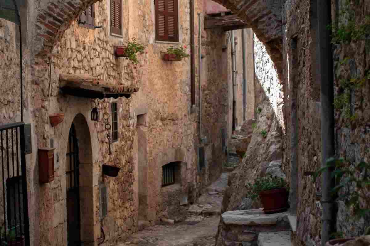 Questo borgo nascosto tra i monti sta facendo impazzire il web: l’arte esplode tra panorami mozzafiato