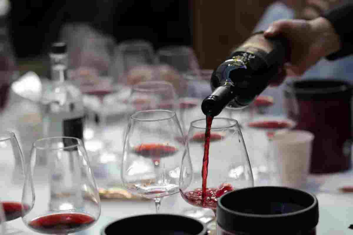 Vino versato nel bicchiere