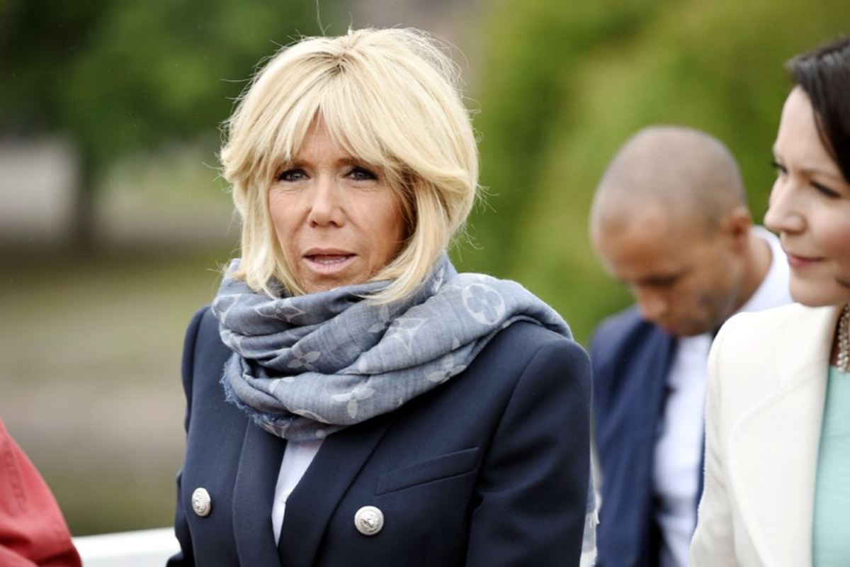Brigitte Macron definisce “brutte st**nze” un gruppo di militanti femministe. Cosa è successo sabato sera alle Folies Bergère di Parigi