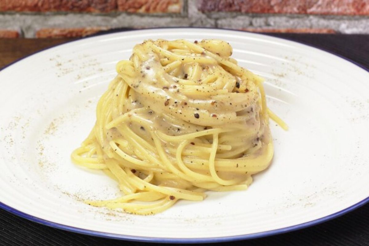 Giornalista inglese attacca la cucina italiana: “Patrimonio Unesco? La cacio e pepe è una truffa”