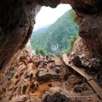 L'ampio ingresso della Grotta della Monaca osservato dall'interno durante le attività sul campo (fonte: Università di Bologna)