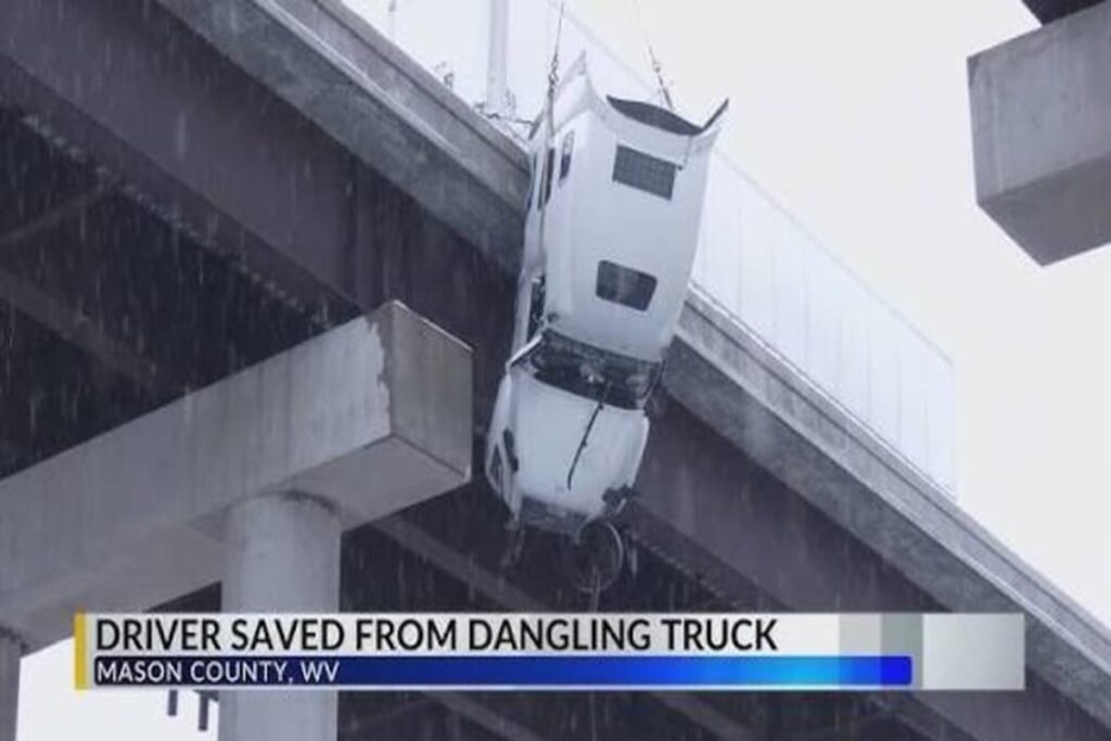 Il video dell'autista tratto in salvo dopo essere rimasto sospeso per ore con il suo camion su un ponte del West Virginia